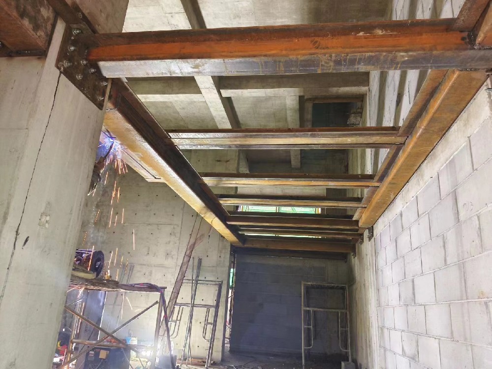 碧瀾居鋼結構夾層項目施工進行中